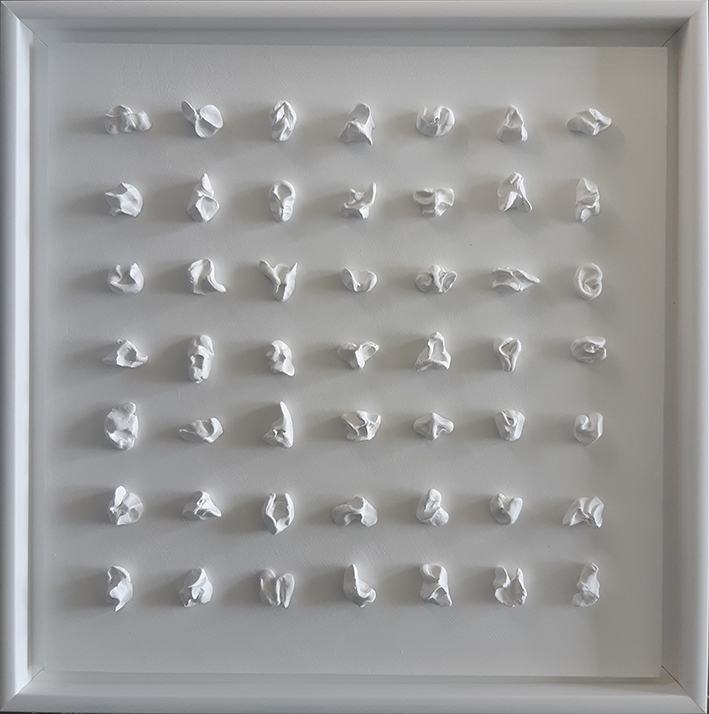 Paréidolie,
Terre cuite, pigment blanc de titane
40x40