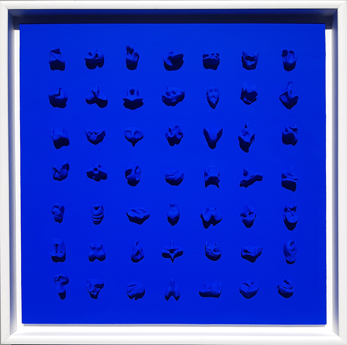 Paréidolie,
Terre cuite, pigment bleu outremer
40x40